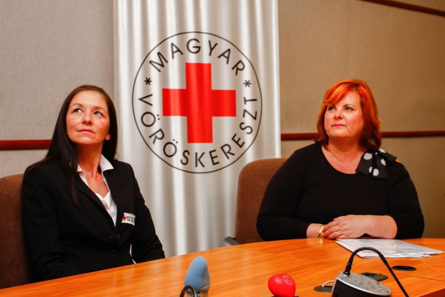 Szűcsné Szigeti Hedvig és Feth Katalin a Vöröskereszt képviseletében